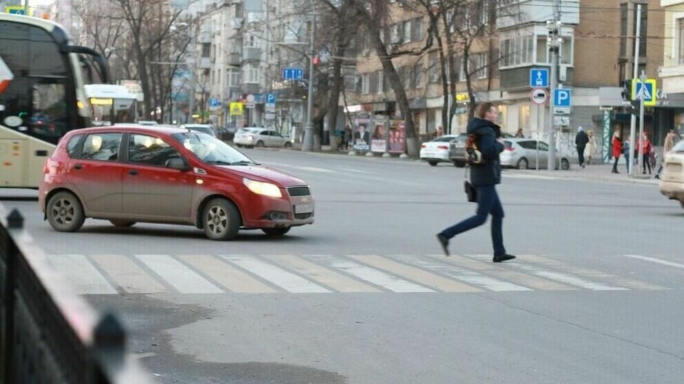     Родственники девочки, которую сбила машина (она находится в коме), обратились к тюменцам. По данным «Нашего города», они хотят, чтобы на пересечении улиц Щербакова и Чайковского побыстрее установили светофор.