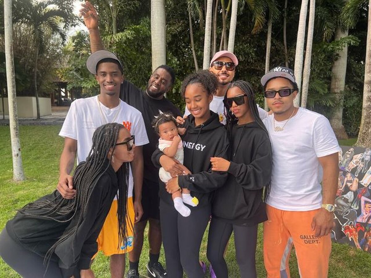    P. Diddy с семью детьми Фото: Инстаграм (запрещен в РФ) / @diddy