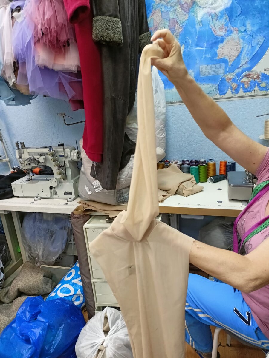 Вшили рукав в горловину. А чë такого? Тоже симпатично. Кстати, кто интересовался, как у нас в цеху? Вот вам фото нашего бардака🙈🙈🙈. Рабочий беспорядок, будем считать. 