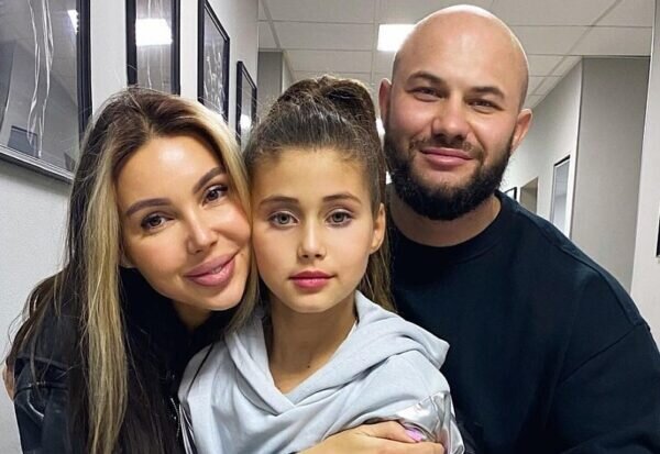    Оксана Самойлова с дочкой и мужем. Фото: ok-magazine.ru