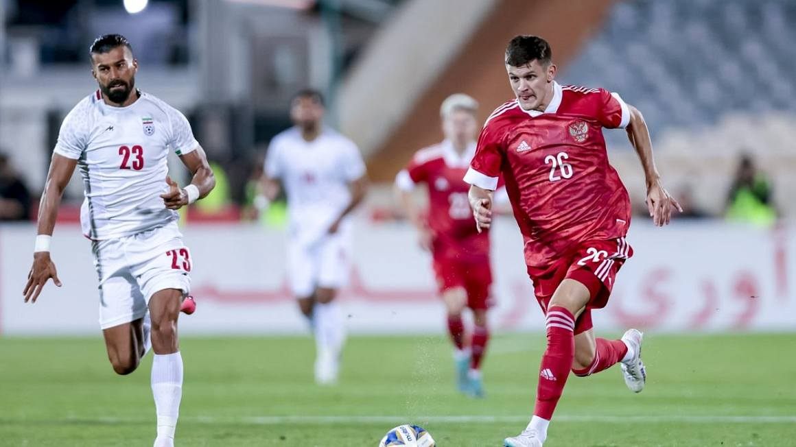 Даниил Хлусевич в атаке. Эпизод товарищеского матча Иран Россия. Фото из интернета.