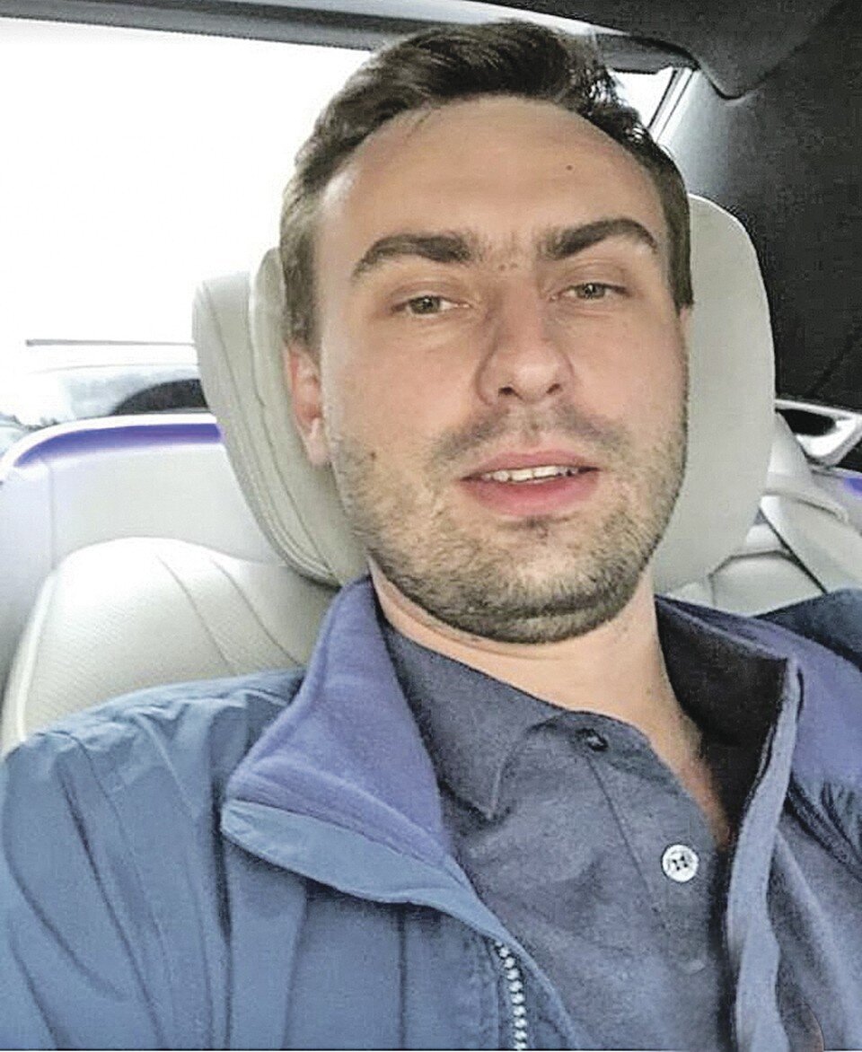     Стражам порядка Никита заявил, что деньги девушка ему давала сама, он признает, что должен ей, но всего 155 тысяч.  СОЦСЕТИ