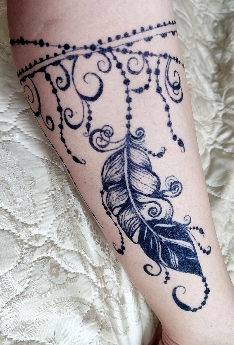 Временная татуировка на ноге