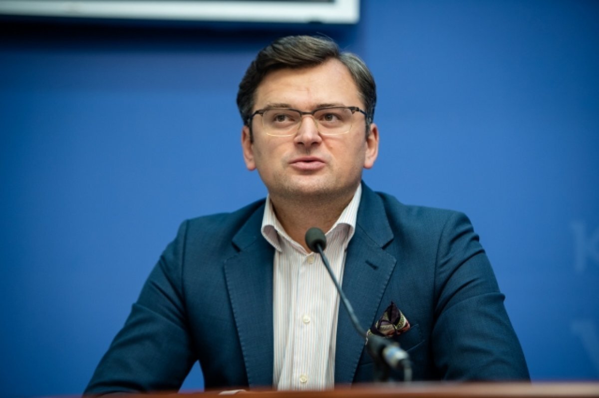    В Сети высмеяли фото с Кулебой, которого схватил за пиджак Клеверли