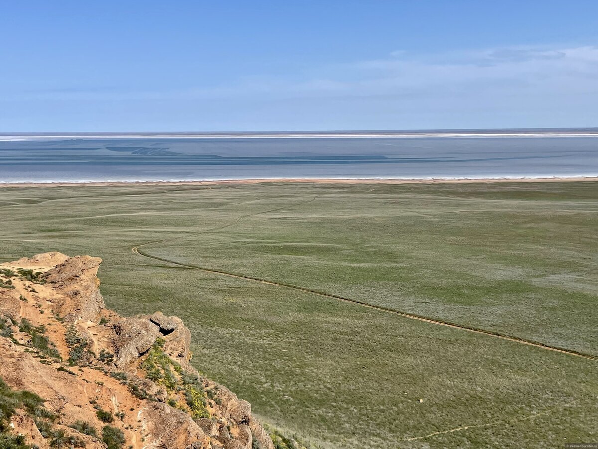 Вид на озеро Баскунчак со смотровой площадки горы Богдо © Irina Kondratyeva