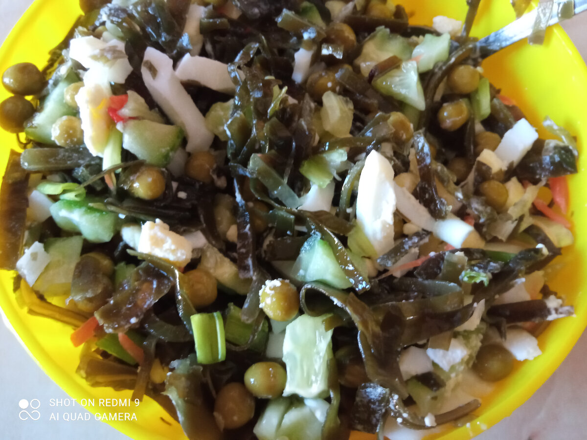 Салат из морской капусты с яйцом и овощами