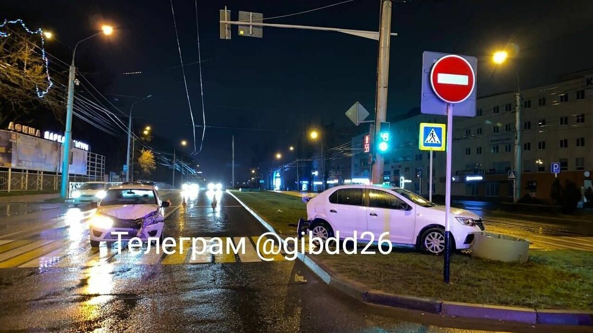     Авария произошла на светофоре на улице Доваторцев, сообщает управление ГИБДД по Ставропольскому краю.