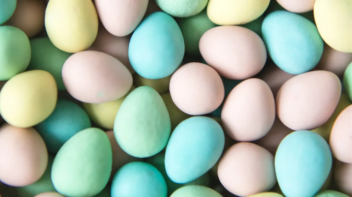 Крашеные яйца хранят в холодильнике. Фото: www.piqsels.com