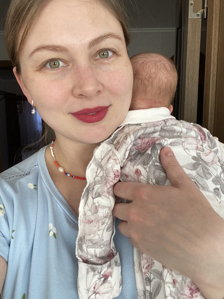 Ровные мои щечки не «худит» даже яркая помада 