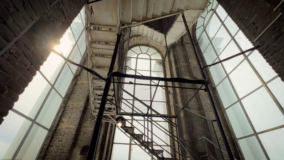 Подъем на звонницу Смольного собора