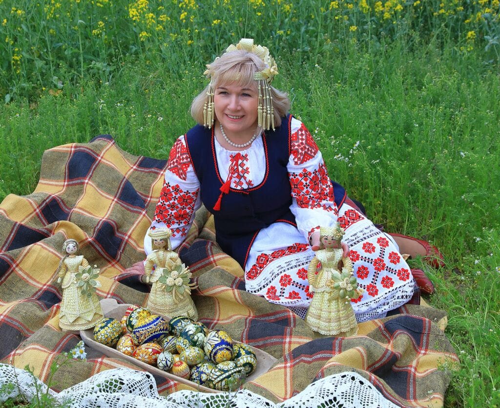 Раиса Романеня — руководитель заслуженного любительского коллектива студия «Белорусский сувенир», обладатель специальной премией Президента Республики Беларусь. Ее знаменитые пасхальные яйца из соломки находятся в коллекции принцессы Великобритании.