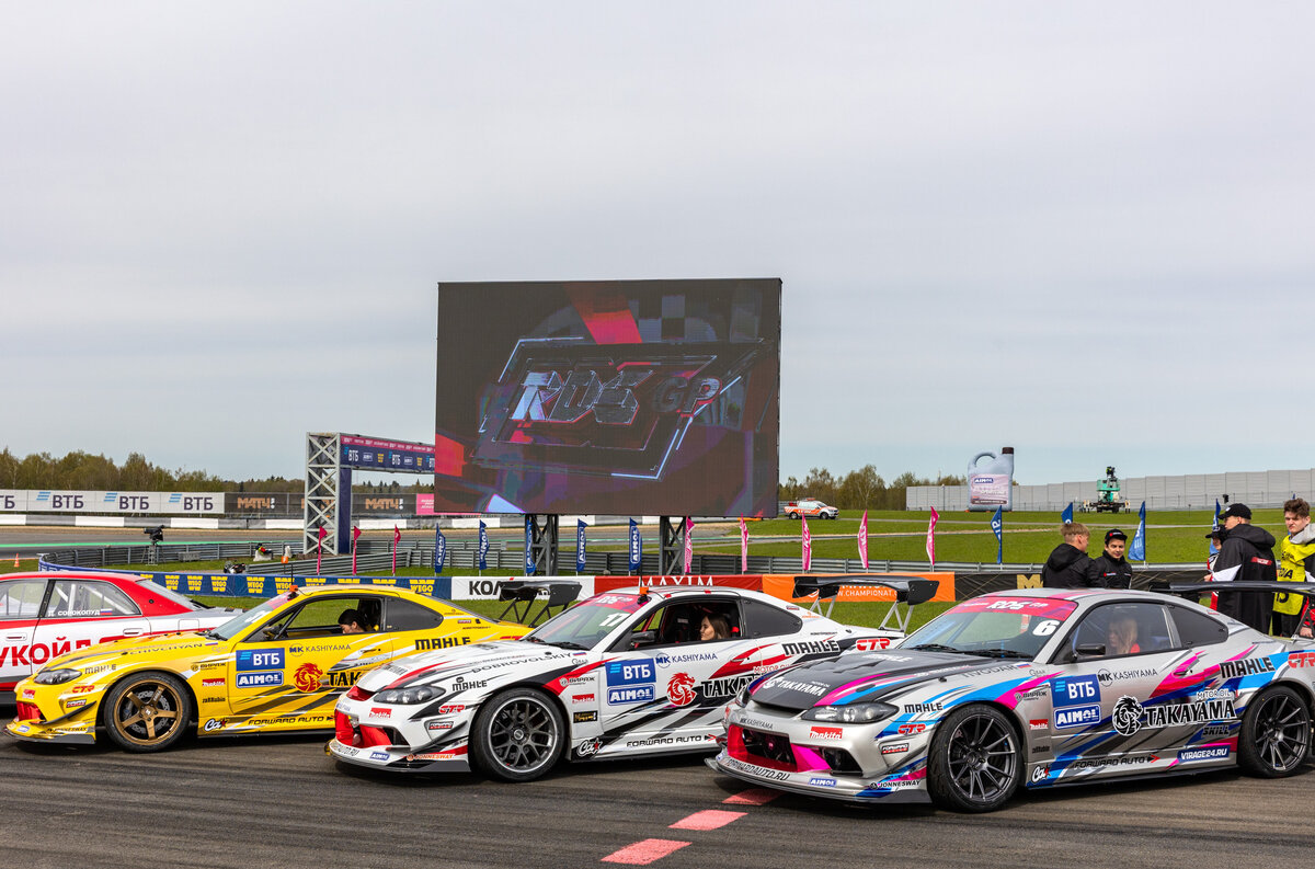    Действующим чемпионом RDS GP является Аркадий Цареградцев, но в заездах Топ-16 болельщики его уже не увидели — пилот объявил о техническом сходе. Действующим чемпионом в командном зачете является коллектив Takayama Forward Auto, в этом году обновивший состав пилотов.   
Светлана Парфенова