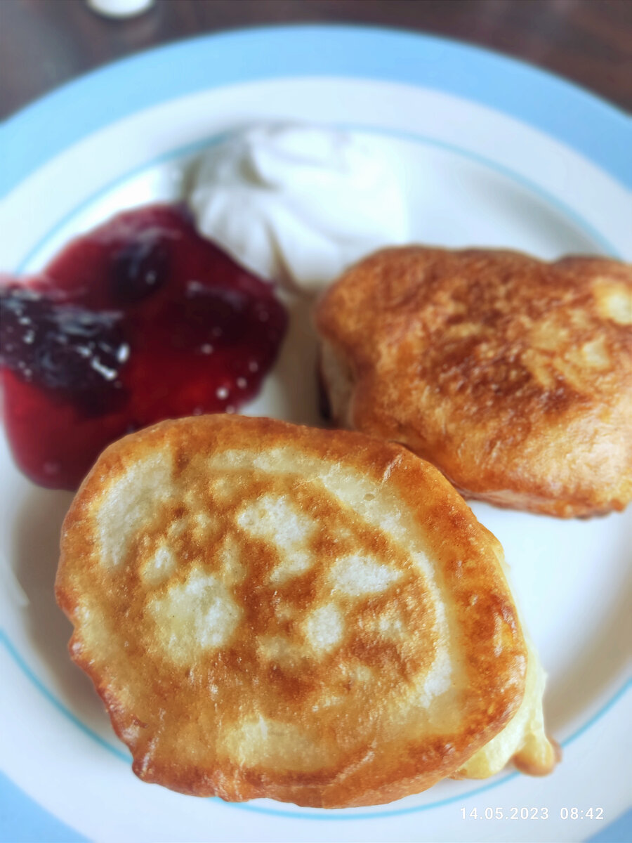 На фото дип к оладьям: сметана и вишнёвый джем 🤤