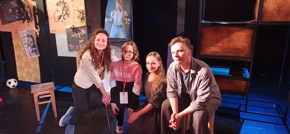 Пресс-подход с актерами и режиссером.