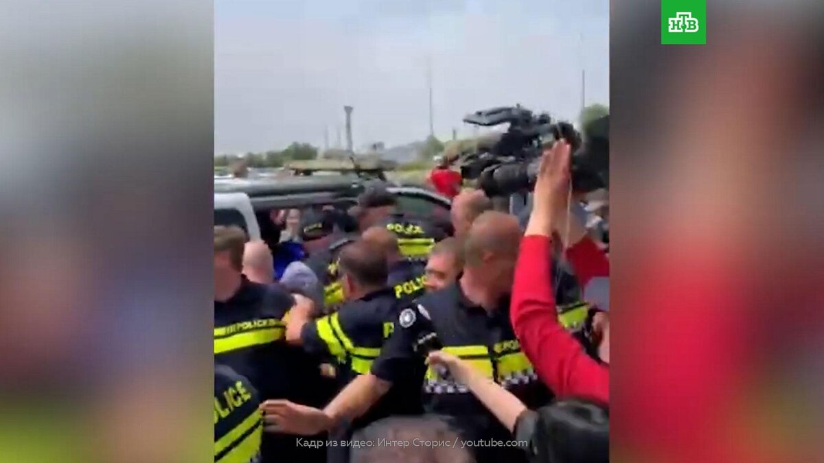    Оппозиционеры попытались прорвать полицейский кордон в аэропорту Тбилиси