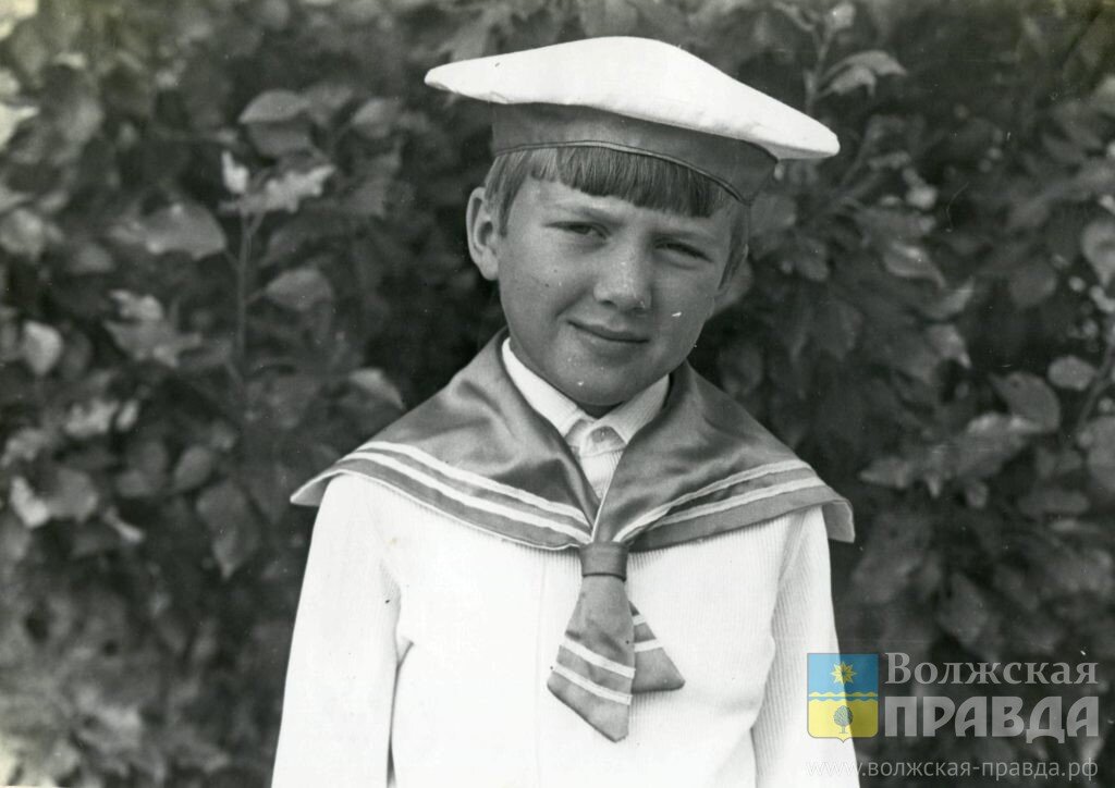 Юрий Щербаков в детстве. г. Волжский.📷     С гармошкой на цитадель или как казак родом из Волжского столичных режиссеров удивлял
