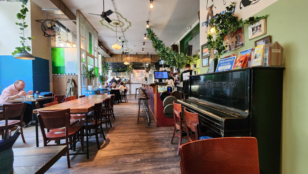 Очень удобный зал: весь интерьер вмещается в одно фото.