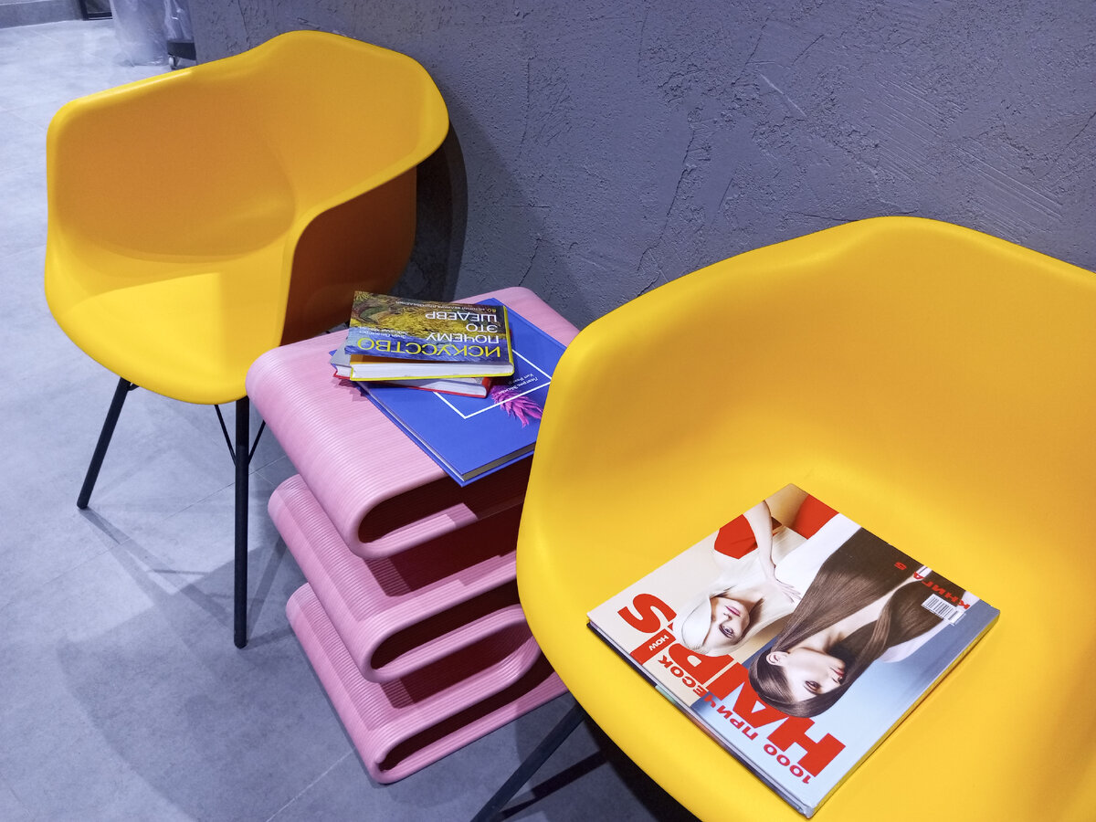 Уютная атмосфера салона Glam Slam, в ожидании мастера можно угоститься ароматным кофе и почитать книги об искусстве и моде. 