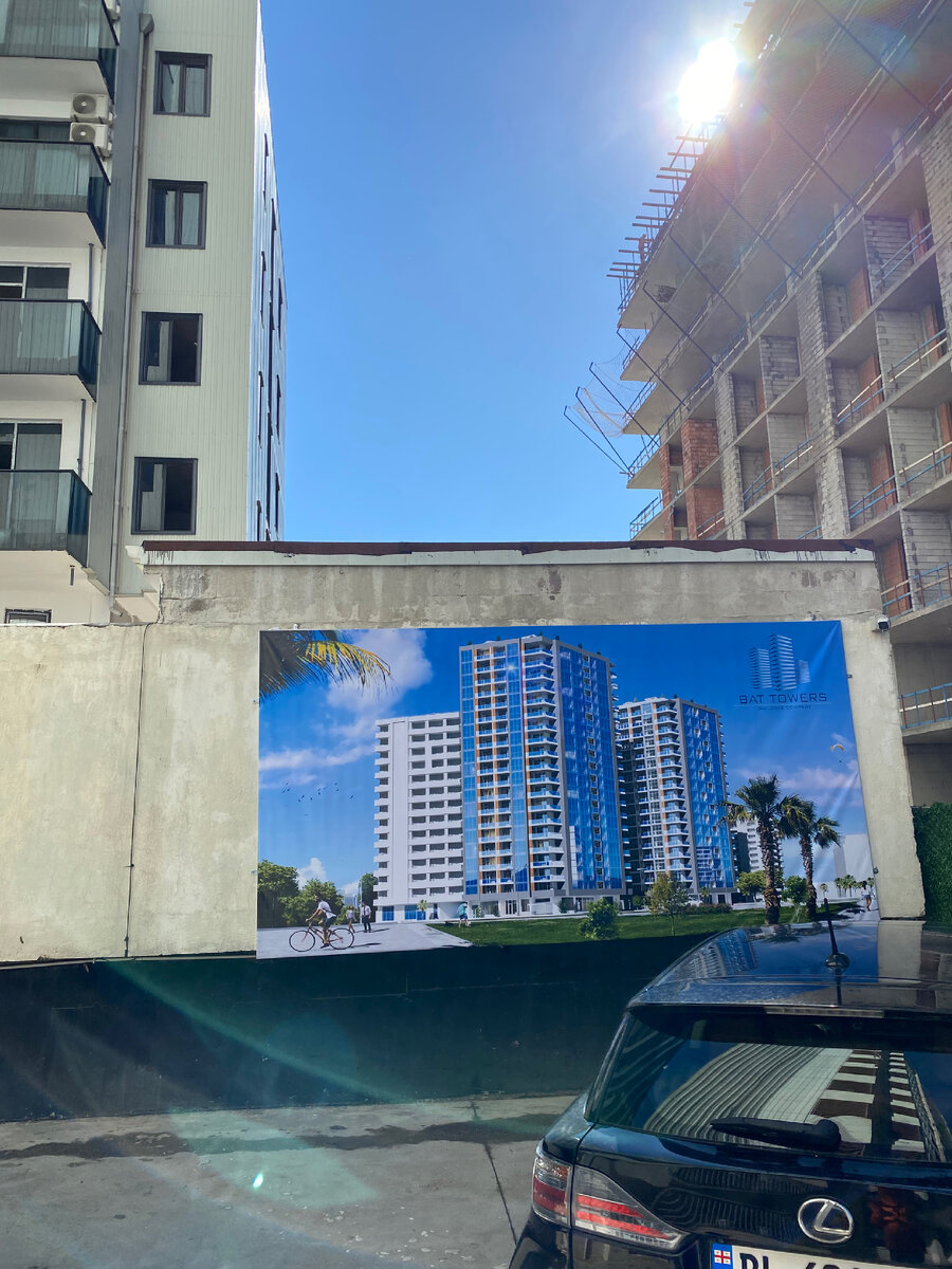 Сзади баннера правее строится этот дом Royal Residence 