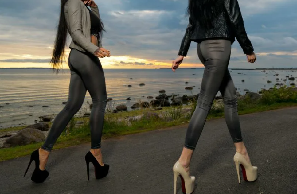 SEEMEWALKING Арина. Настя в кожаных леггинсах. Худая девушка в леггинсах на каблуках. Настя туман в кожаных леггинсах.