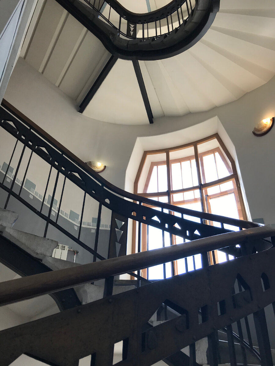 Окна здесь тоже необычной формы