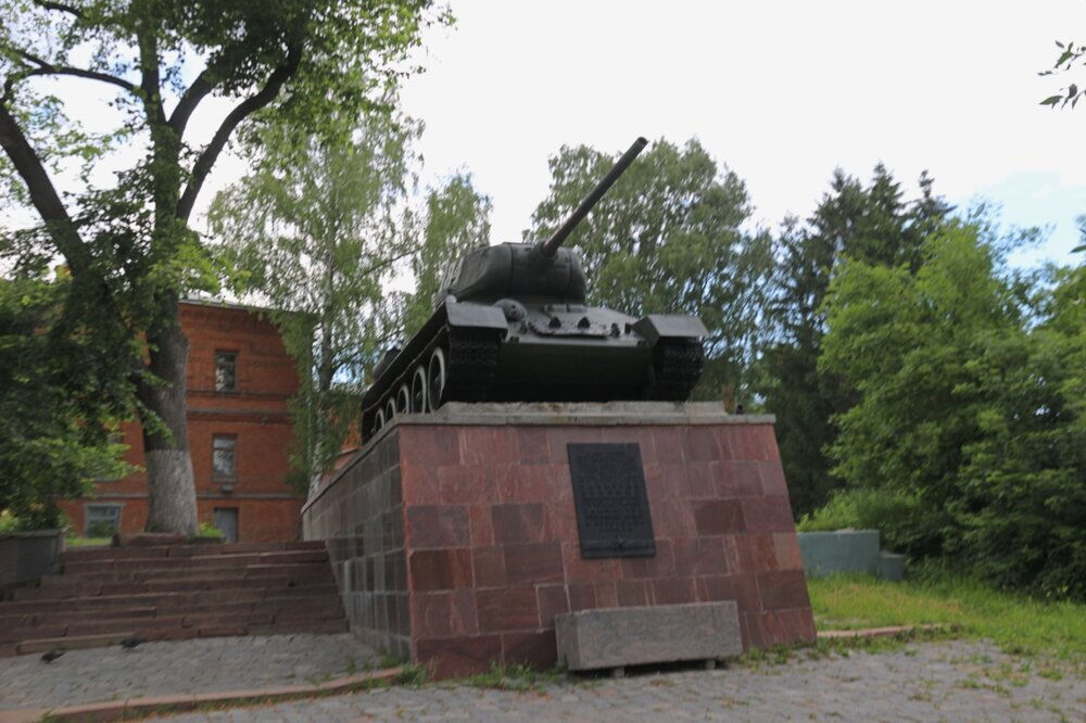 Памятник "Танк Т-34" у здания музея.
