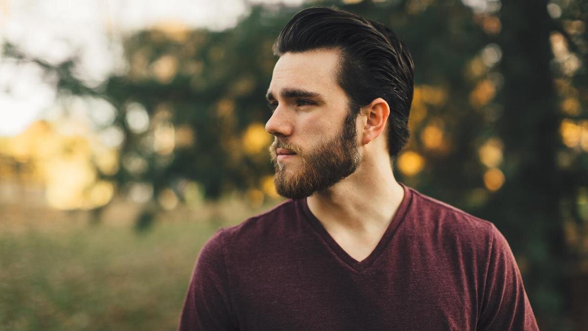    Молодой человек на фоне природы:Unsplash/Drew Hays