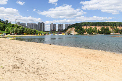    Пляжи на Дзержинских (Люберецких) карьерах песок жара лето купаться ©Пелагия Тихонова РИАМО