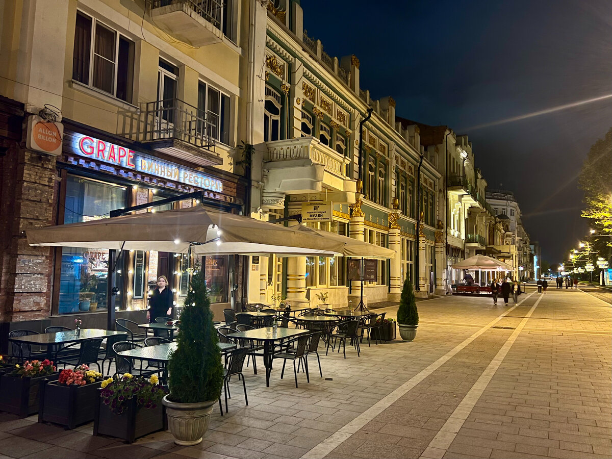 Впереди музей Туганова, ещё известный как Торговый дом Оганова