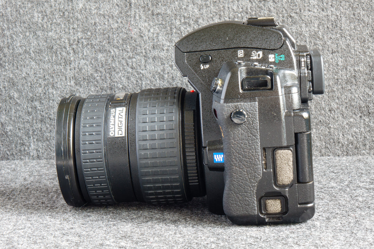 Olympus E-3: резиновые заглушки слева на корпусе разложились от времени. Сделаны временные заглушки и пористого водонепроницаемого уплотнителя. У кого есть решение лучше - пишите в комментариях.