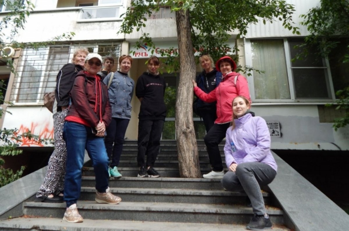    Дерево в близи улиц Бажова и Малышева стало символом стойкости. Здесь Алёна Кунилова проводит свои городские прогулки.