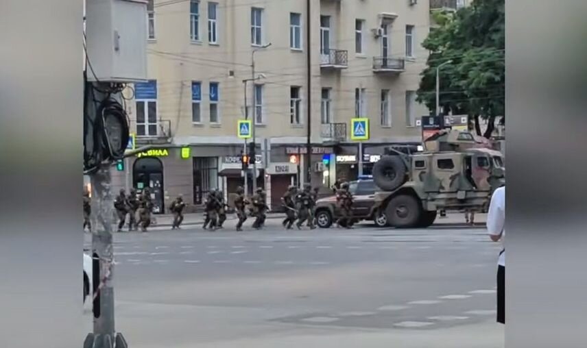  Техника пришла в город ночью.  фото: картинки  яндекса.