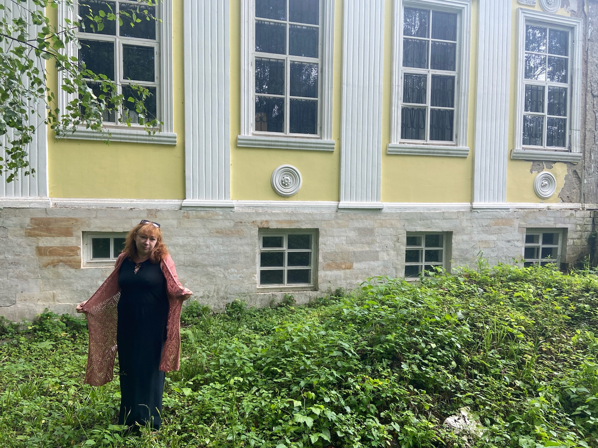 У дома-музея усадьбы Хомяковых