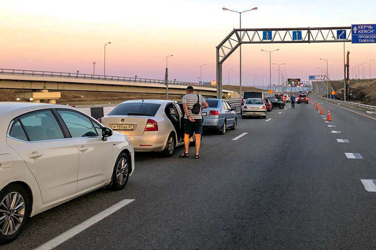 Крымский мост теракт 17 июля. Автомобиль на Крымском мосту. Движение на Крымском мосту сейчас. Дорога в Крым. Крымский мост легковой автомобиль