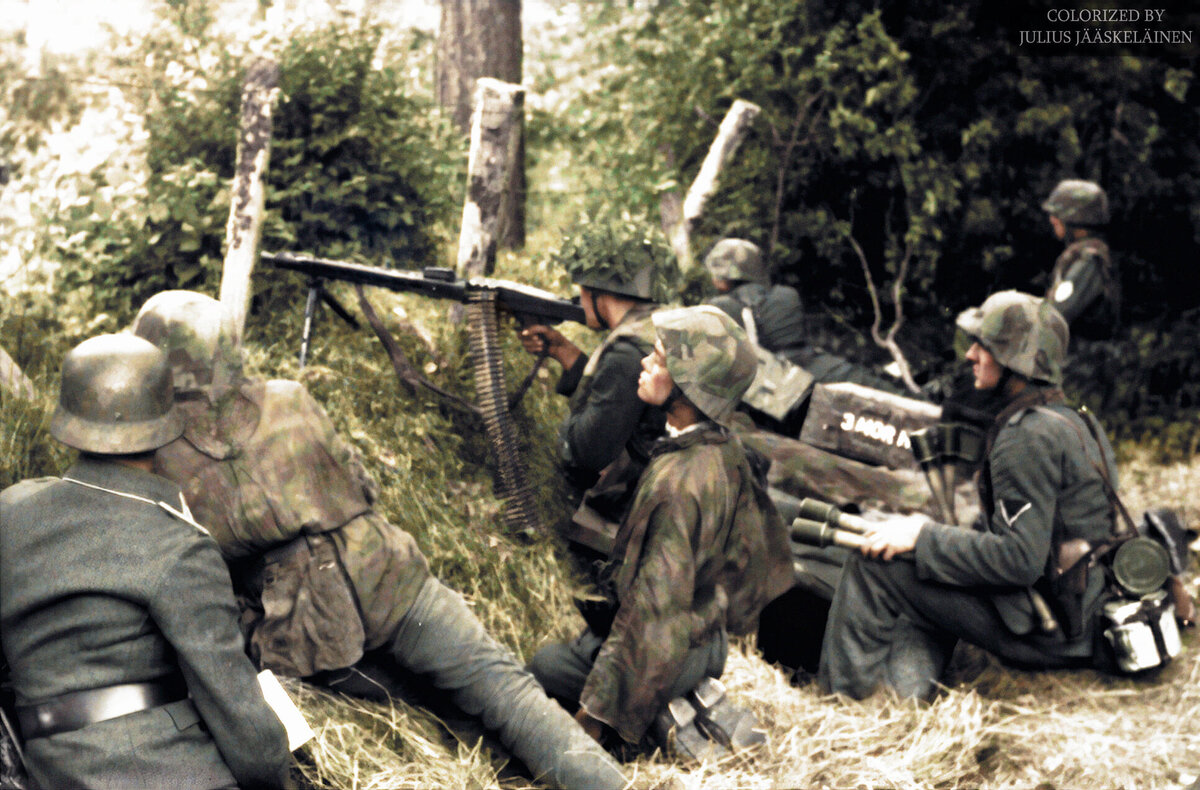 Сс в действии. Ваффен СС 1944. Вермахт в 1944. Солдаты Ваффен СС В Нормандии.