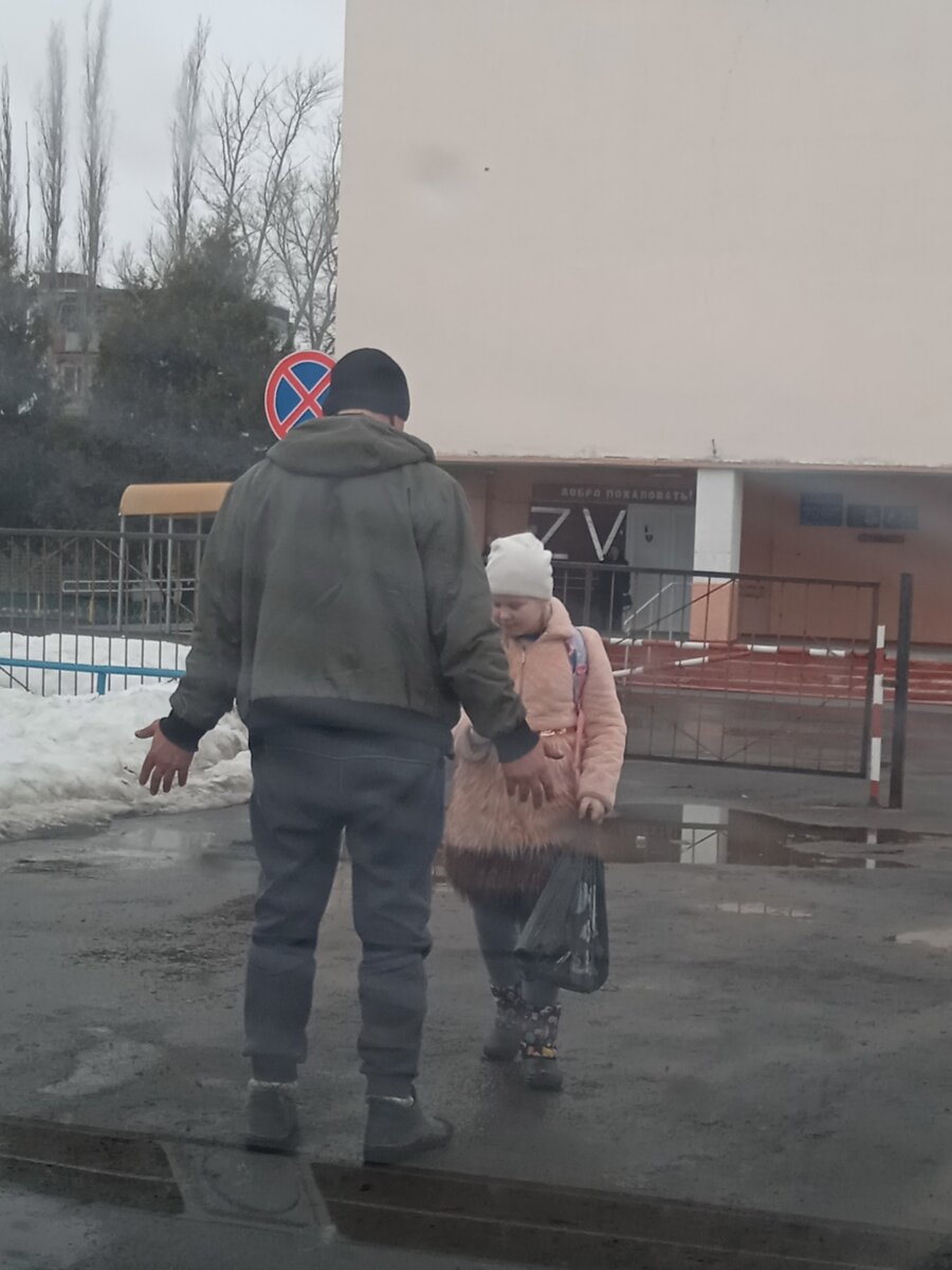 Муж дочь встречает, не судите строго, в рабочей одежде