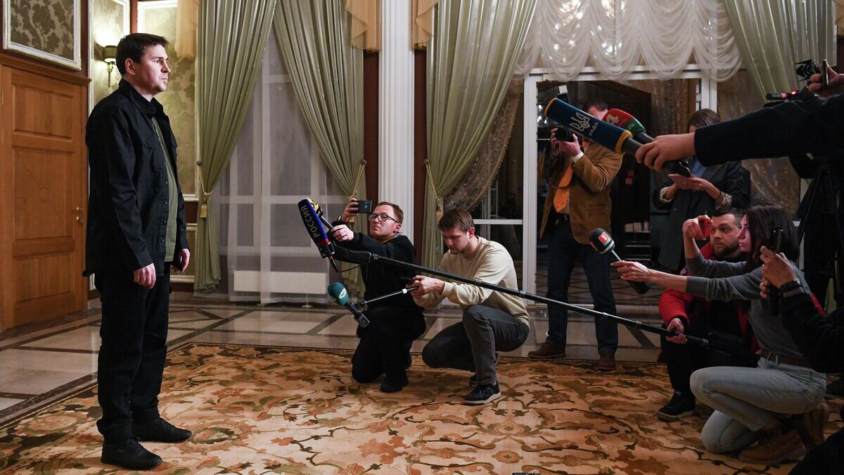    Советник руководителя Офиса президента Украины Михаил Подоляк отвечает на вопросы журналистов после завершения российско-украинских переговоров© РИА Новости / Александр Кряжев