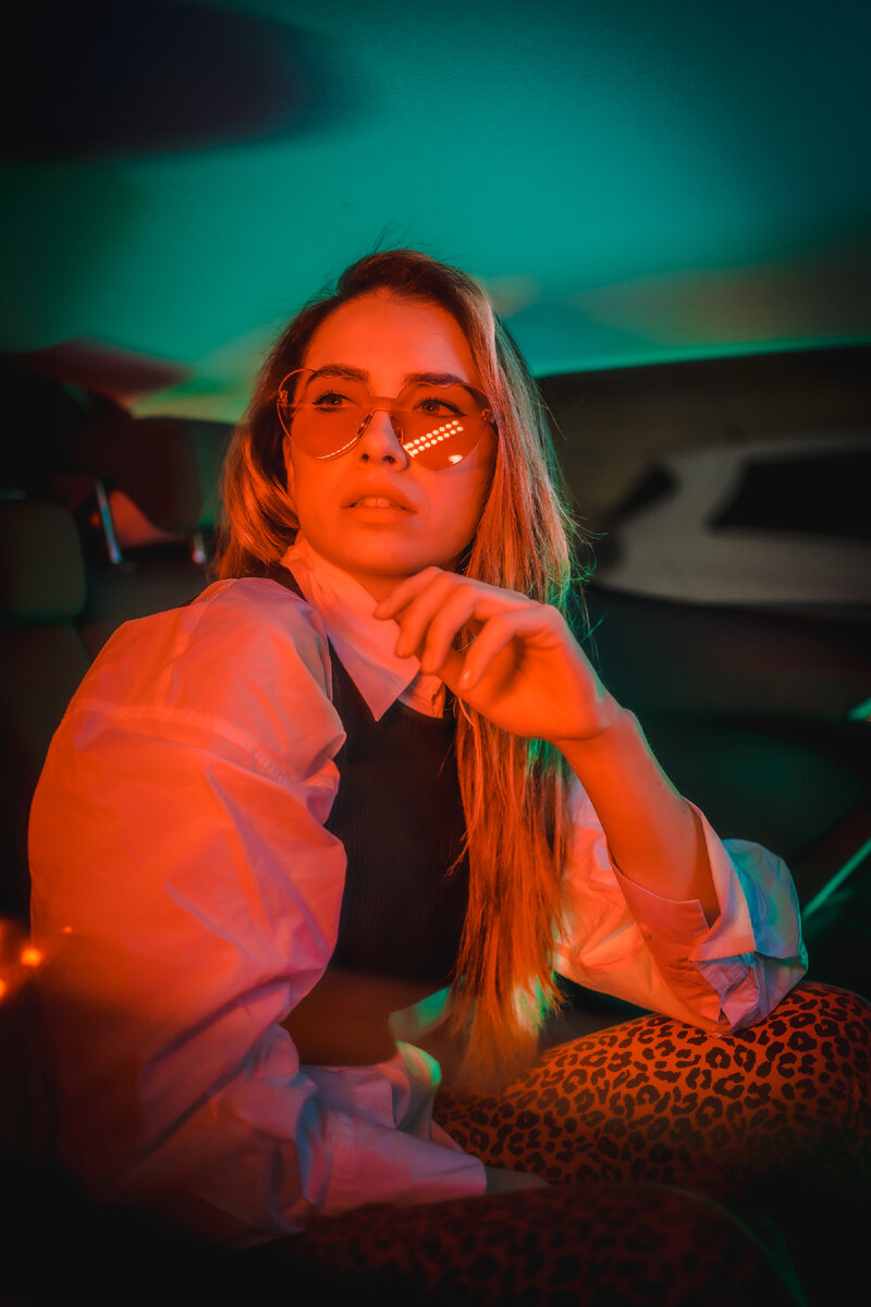 <a href="https://ru.freepik.com/free-photo/urban-photography-with-red-and-green-neons-in-the-back-of-a-car-of-a-young-blond_28153813.htm#query=%D0%9D%D0%B0%20%D0%B7%D0%B0%D0%B4%D0%BD%D0%B5%D0%BC%20%D1%81%D0%B8%D0%B4%D0%B5%D0%BD%D1%8C%D0%B8&position=20&from_view=search">Изображение от unaihuiziphotography</a> на Freepik