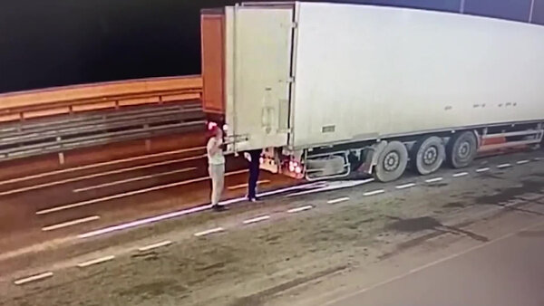 Момент досмотра грузовика, который взорвался на Крымском мосту. Видео © ЦОС ФСБ России