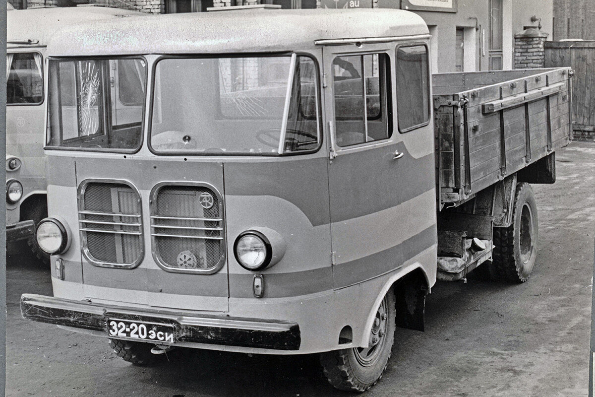 Бортовой грузовик Тартуского авторемзавода. В основе – переделанное шасси ГАЗ-51А с кабиной от автофургона ТА-9А. При одинаковых внешних габаритах с ГАЗ-51А на бескапотное шасси удалось вместить бортовую платформу от более крупного грузовика ГАЗ-53А 