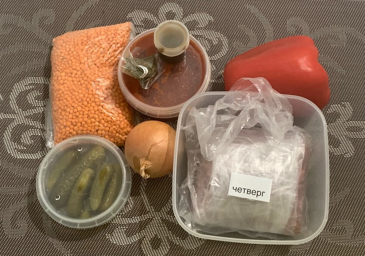 Говяжий фарш, красная чечевица, соус томатный с базиликом, огурцы маринованные, лук репчатый, перец болгарский, петрушка сухая, вустерский соус(его не было в игридиентах, но в рецепте появился и в наборе был)