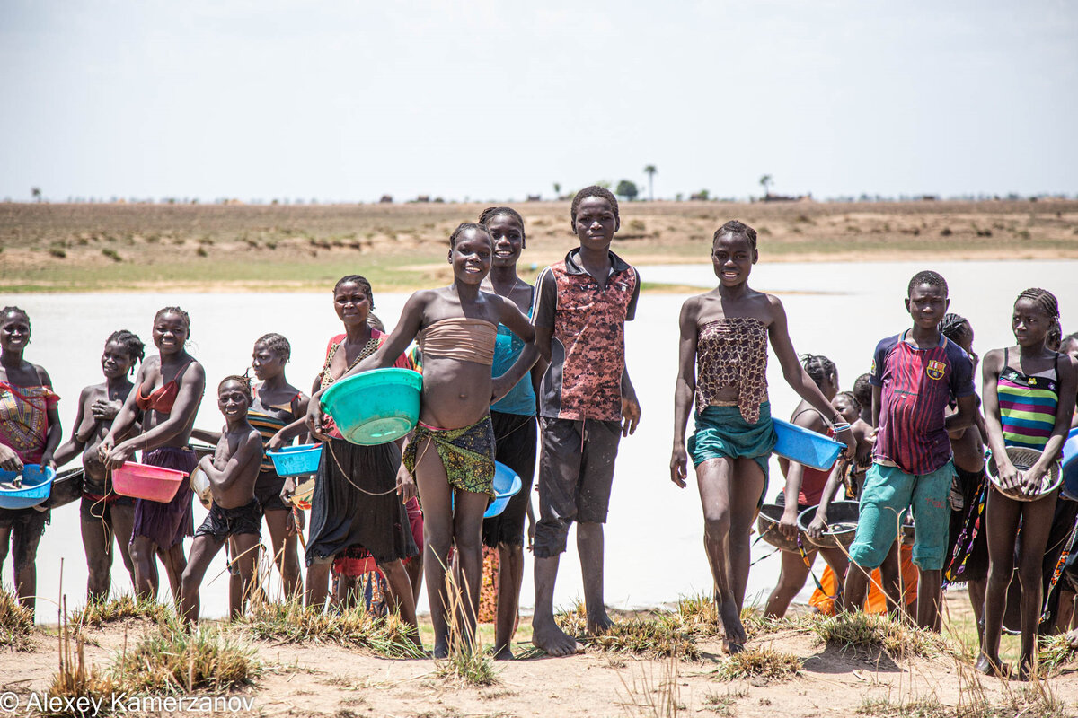 Дети купались и стирали