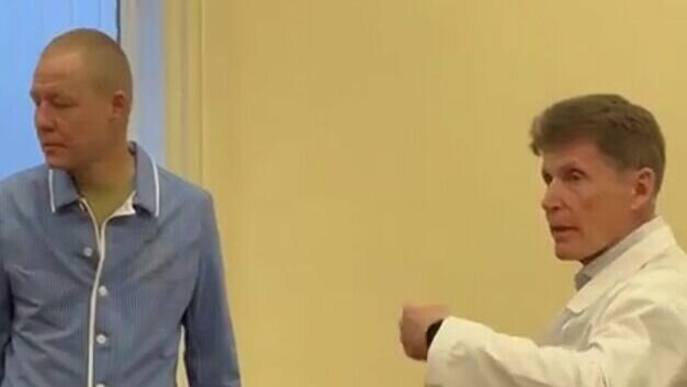     Губернатор Приморского края Олег Кожемяко посетил окружной госпиталь, куда направили морпехов 155 бригады ТОФ. Он поднял их боевой дух, отметил их смелость, отвагу и стойкость.