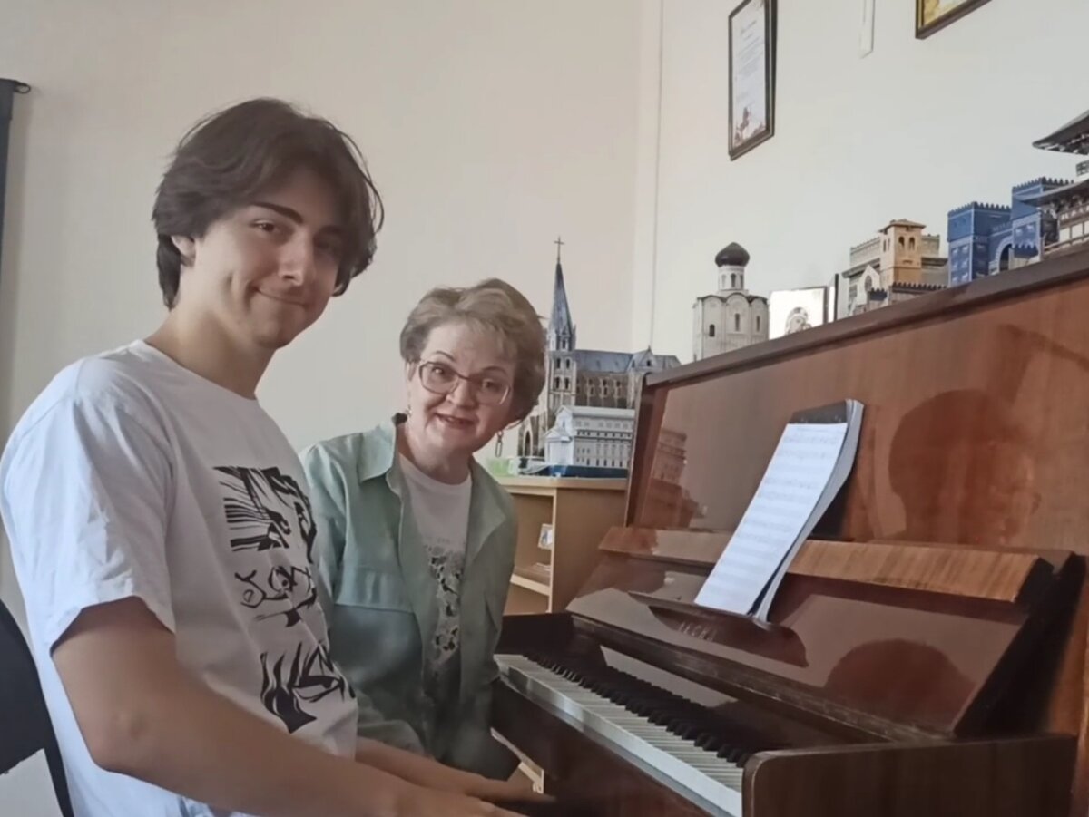 Фото автора. Армен пришёл заниматься на фортепиано после окончания театрального отделения нашей ДМШ. Раньше никогда не играл, но музыкальную грамоту изучил под моим руководством на театральном отделении в рамках предмета "Слушание музыки".