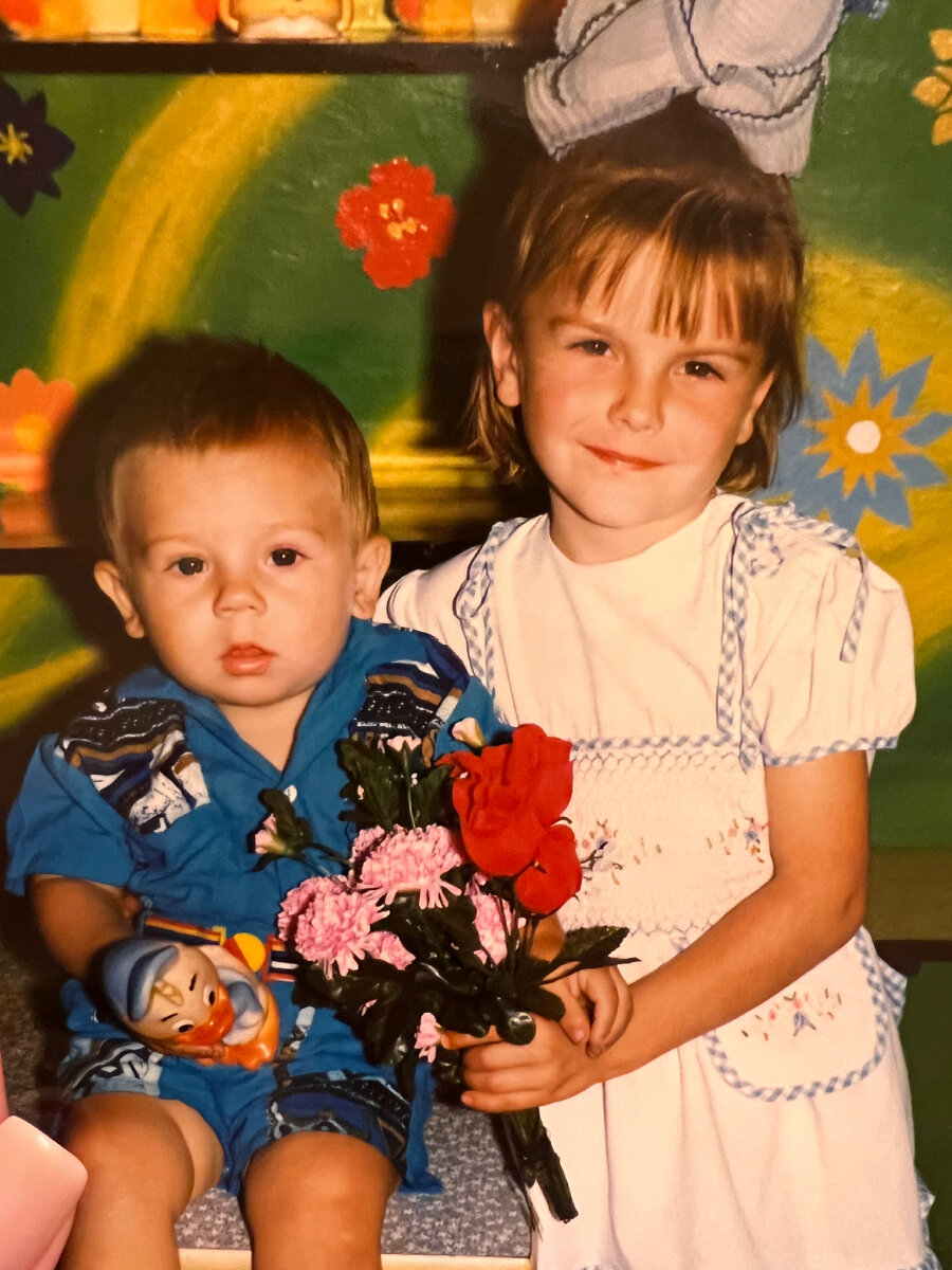 Мне 4.6, а брату 1.3. В моем любимом садике 