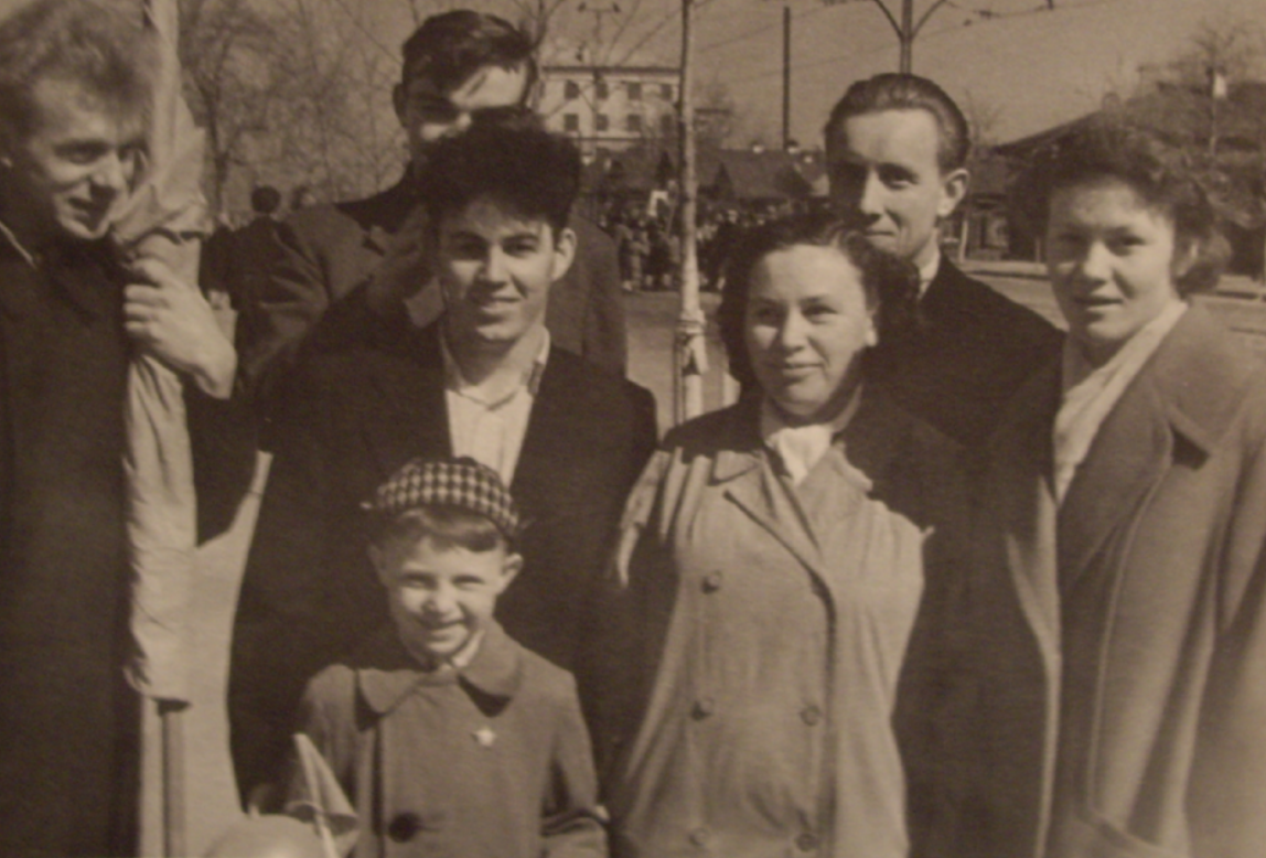 Из личного архива автора. Мы с мамой и Галкой на  демонстрации. Свердловск, СГИ