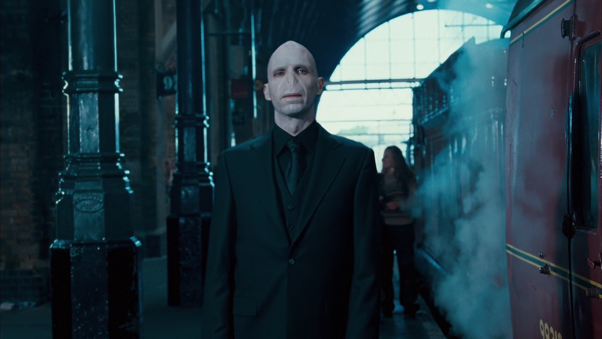 Кадр из х/ф "Гарри Поттер и орден Феникса" (2007) - Пиджачок к лицу))