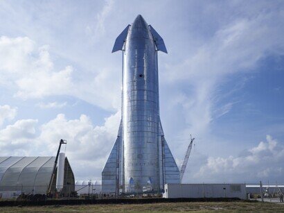    Реальный прототип Starship Human Landing (1). Так художники видят ракету Илона Маска на Луне (2).