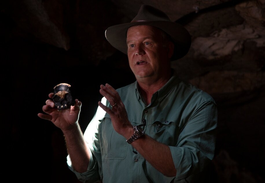 Ли Бергер с реконструированным черепом Homo naledi в пещере Райзинг Стар.