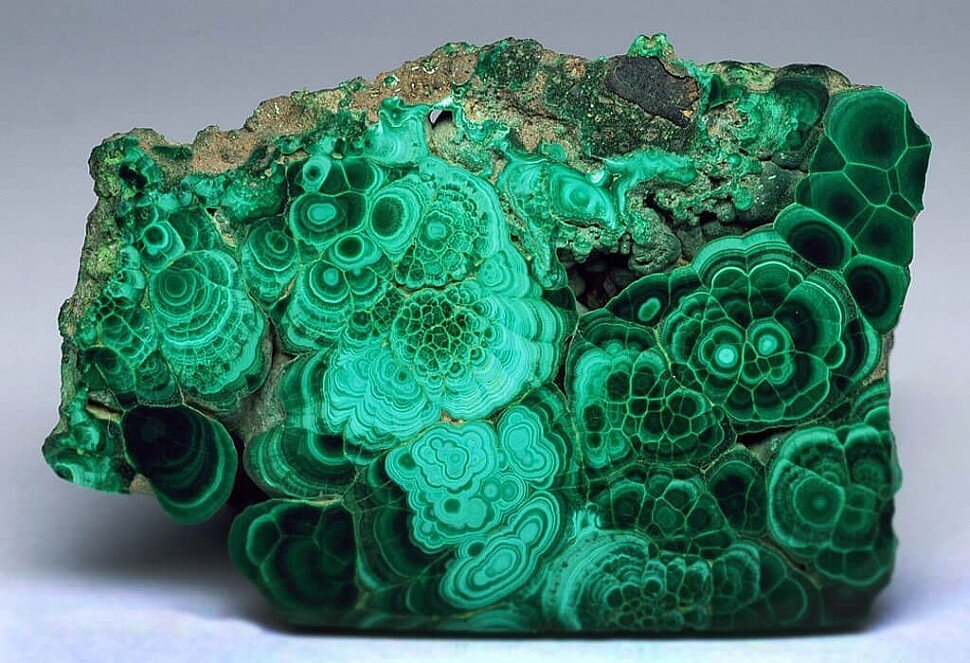 Малахит в породе.